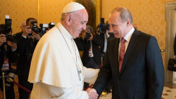 El Papa pide, &iexcl;por fin! a Putin que "detenga la espiral de violencia y muerte" en Ucrania