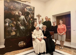 El Papa pide rezar por Benedicto XVI: "Est&aacute; muy enfermo`