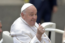 El Papa presenta una mejor&iacute;a "consolidada" y est&aacute; fuera de peligro, pero seguir&aacute; "algunos d&iacute;as m&aacute;s" en el hospital