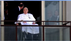 El Papa reaparece tras casi 40 d&iacute;as y bendice a los fieles al abandonar el Hospital Gemelli: "Gracias a todos"