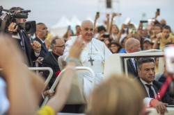 El Papa se despide de Lisboa y vuela ya hacia Roma