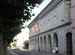 El Parlamento acoge el ciclo sobre liberalismo y nación española organizado por politólogos y filósofos cántabros