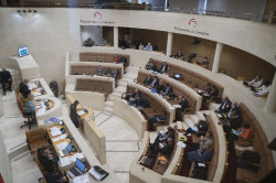 El Parlamento c&aacute;ntabro reprueba a S&aacute;nchez por la amnist&iacute;a pero no a la consejera por los planes tur&iacute;sticos