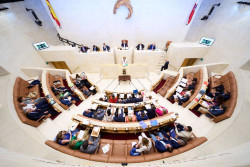 El Parlamento debate este lunes sobre becas de comedor, el puente de Santo&ntilde;a y el Plenercan