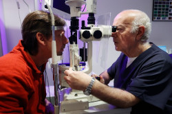 El parpadeo disminuye más de un 40% cuando se usan pantallas, lo que favorece al síndrome del ojo seco, según experto