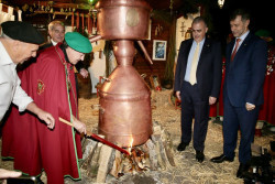 El periodista Ribagorda, proclamado Orujero Mayor de la Fiesta del Orujo de Potes, enciende la alquitara