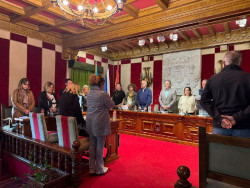  El Pleno de Camargo guarda un minuto de silencio y aplaza la moci&oacute;n sobre el personal en estaciones de tren