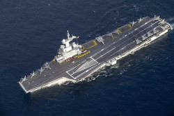 El portaaeronaves franc&eacute;s `Charles de Gaulle` entra en el mar Rojo a trav&eacute;s del canal de Suez