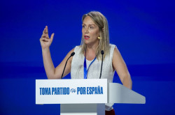 El PP acusa al Gobierno de estar "en paradero desconocido" con trenes "cay&eacute;ndose a cachos" y familias "sin vacaciones"
