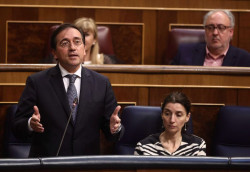 El PP echa en cara a Albares su "incompetencia" con Argelia y el ministro se escuda en la buena relaci&oacute;n con Marruecos