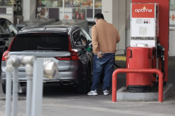 El precio de los carburantes cae un 0,2% y llenar el dep&oacute;sito es hasta 6,4 euros m&aacute;s barato que en 2024