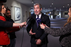 El presidente de Canarias estar&aacute; este lunes en Par&iacute;s para abordar la crisis migratoria porque S&aacute;nchez no le hace ni caso