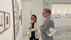 El presidente de la APS, Cesar Díaz, inaugura en el Palacete del Embarcadero  `Miniaturas` con un centenar de fotos de Sammallahti