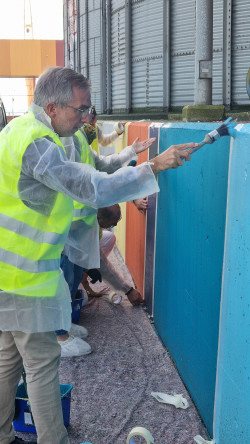El presidente de la APS, Cesar Díaz, pintando brocha en mano en el Puerto