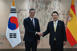 El presidente surcoreano re&uacute;ne a su consejo de seguridad en plena visita de S&aacute;nchez por un misil de Corea del Norte