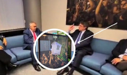 El pr&oacute;fugo Puigdemont humilla al PSOE - "hasta las patas"- colocando en la reuni&oacute;n con Santos Cerda una foto con una urna de las elecciones ilegales de 2017.