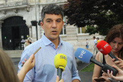 El PSOE de Santander denuncia el vuelco de un todoterreno trasladado en grúa por falta de peones