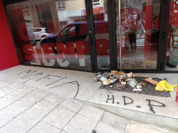 El PSOE denuncia un nuevo ataque a su sede de Cantabria con la palabra "mafia" y reprocha a Feijóo su "silencio"