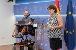 El PSOE  en manos de Podemos para aprobar la `ley Darias` 