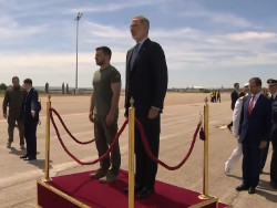 El Rey recibe a pie de pista a Zelenksi en su primera visita oficial a Espa&ntilde;a