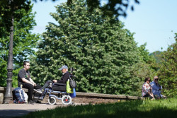 El salario de las personas con discapacidad alcanzó los 21.544,2 euros anuales en 2021, un 3,6% más, según el INE