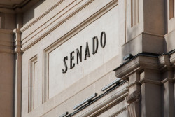 El Senado exige la dimisi&oacute;n de Redondo por la gesti&oacute;n de las pulseras para maltratadores, con apoyo de PP y UPN