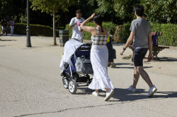 El teatro PSOE y Sumar pactan extender de 16 a 20 semanas el permiso de paternidad y maternidad si gobiernan