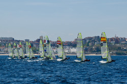 El tiempo acompa&ntilde;o al comienzo de la Regata de la Autoridad Portuaria de Santander para el 49er y el Nacra 17.