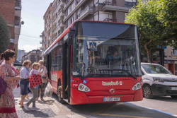 El Torrebus ofrecerá el transporte a demanda e incorporará 13 vehículos nuevos y 40 marquesinas más