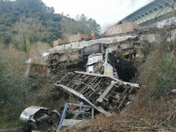 El tramo de la CA-181 Pesu&eacute;s-Puentenansa se cierra al tr&aacute;fico esta tarde para retirar las bobinas del descarrilamiento