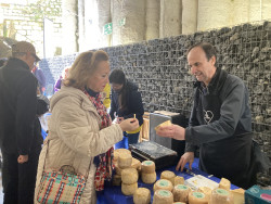 El túnel de Pombo convertido en una Feria de Quesos con 13 queserías