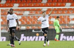 El Valencia se lleva el derbi ante el Levante y el Villarreal no puede con el Huesca