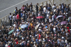 El Vaticano cifra en m&aacute;s de 150.000 personas los asistentes al funeral de Francisco
