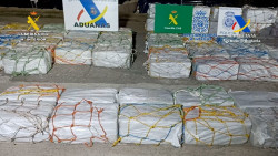 El velero llevaba 2,2 toneladas de cocaína y el registro duró tres horas