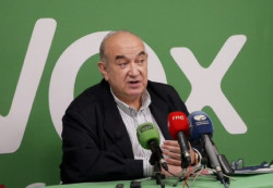 Emilio Del Valle, Vox, exige la retirada de la bandera LGBTI del edificio de la Delegación del Gobierno