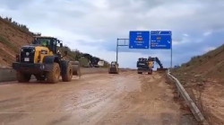 Empiezan los trabajos para despejar la A-27 en Valls (Tarragona) tras un desprendimiento