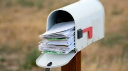 En la era digital y de la inteligencia artificial los políticos se decantan en las elecciones  por los panfletos de  papel.  Por Carlos Magdalena 