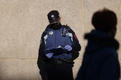 En libertad provisional el polic&iacute;a municipal detenido por estrangular a un magreb&iacute; que intentaba robarle