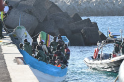 En tres meses han llegado desde Marruecos, 16.156 inmigrantes, 13.115 a Canarias y Marruecos  coloca sus barcos de guerra frente a Tenerife de maniobras 