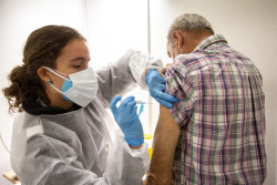 Enfermeras denuncian "colapso y sobrecarga" asistencial ante el triple virus respiratorio