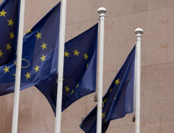 Entran en vigor los aranceles del 20% de Trump a la UE y del 104% a China