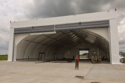 Entregado un primer hangar para la base de helic&oacute;pteros de las tropas espa&ntilde;olas destinadas en Eslovaquia