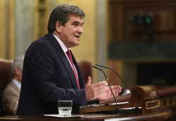 Escriv&aacute; despu&eacute;s de anunciar una regularizaci&oacute;n total de  migrantesahora dice que ser&aacute; a 2.000 con nombre y apellidos"