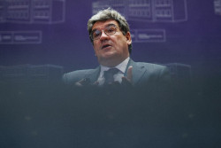 Escriv&aacute; dice que el 30% de los futuros pensionistas se beneficiar&aacute;n con la reforma del sistema