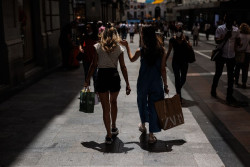 Espa&ntilde;a llega hasta 48,3 millones en el primer semestre, gracias a la inmigraci&oacute;n y a dar la nacionalidad