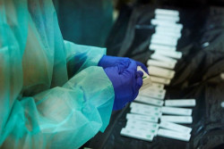 Espa&ntilde;a suma 43.831 casos y 361 muertes, mientras la incidencia desciende m&aacute;s de 100 puntos hasta 1.893