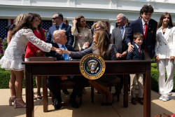 Estados Unidos aprueba una ley contra la pornograf&iacute;a de venganza y la generada por inteligencia artificial