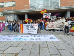 Estudiantes se concentran contra la amnist&iacute;a : "La protesta surgi&oacute; de un alumno del PSOE"