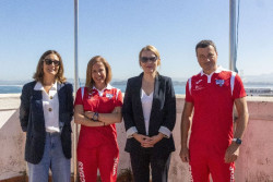 Eva Fern&aacute;ndez felicita a Almudena Calvo por su victoria en el Mundial de Apnea