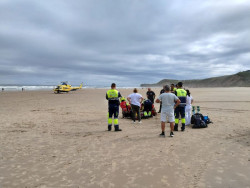 Evacuado en helic&oacute;ptero desde la playa de Gerra un hombre en parada cardiaca y lo llevan al aeropuerto 